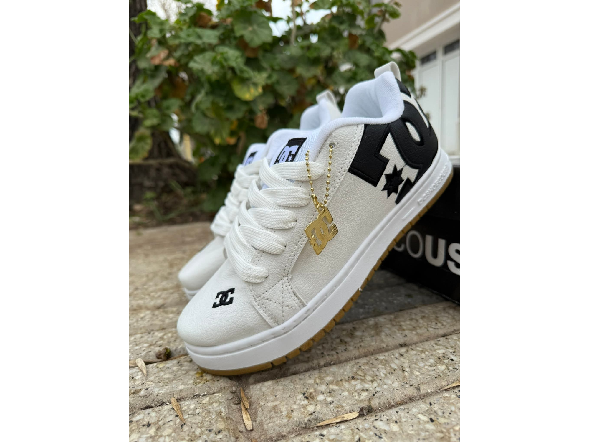 DC shoes blanca- negra detalles en beige