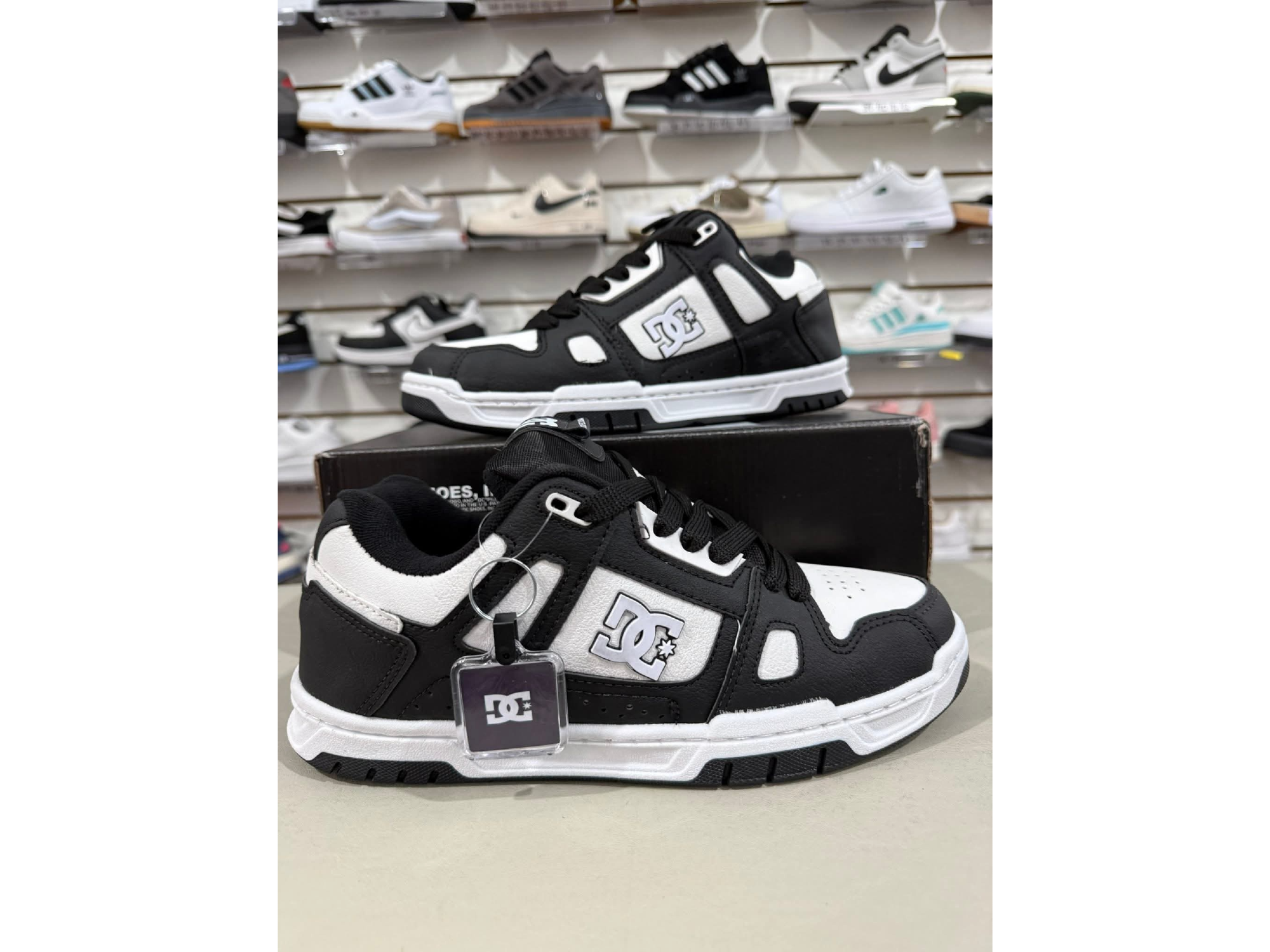 DC  blanca- negra