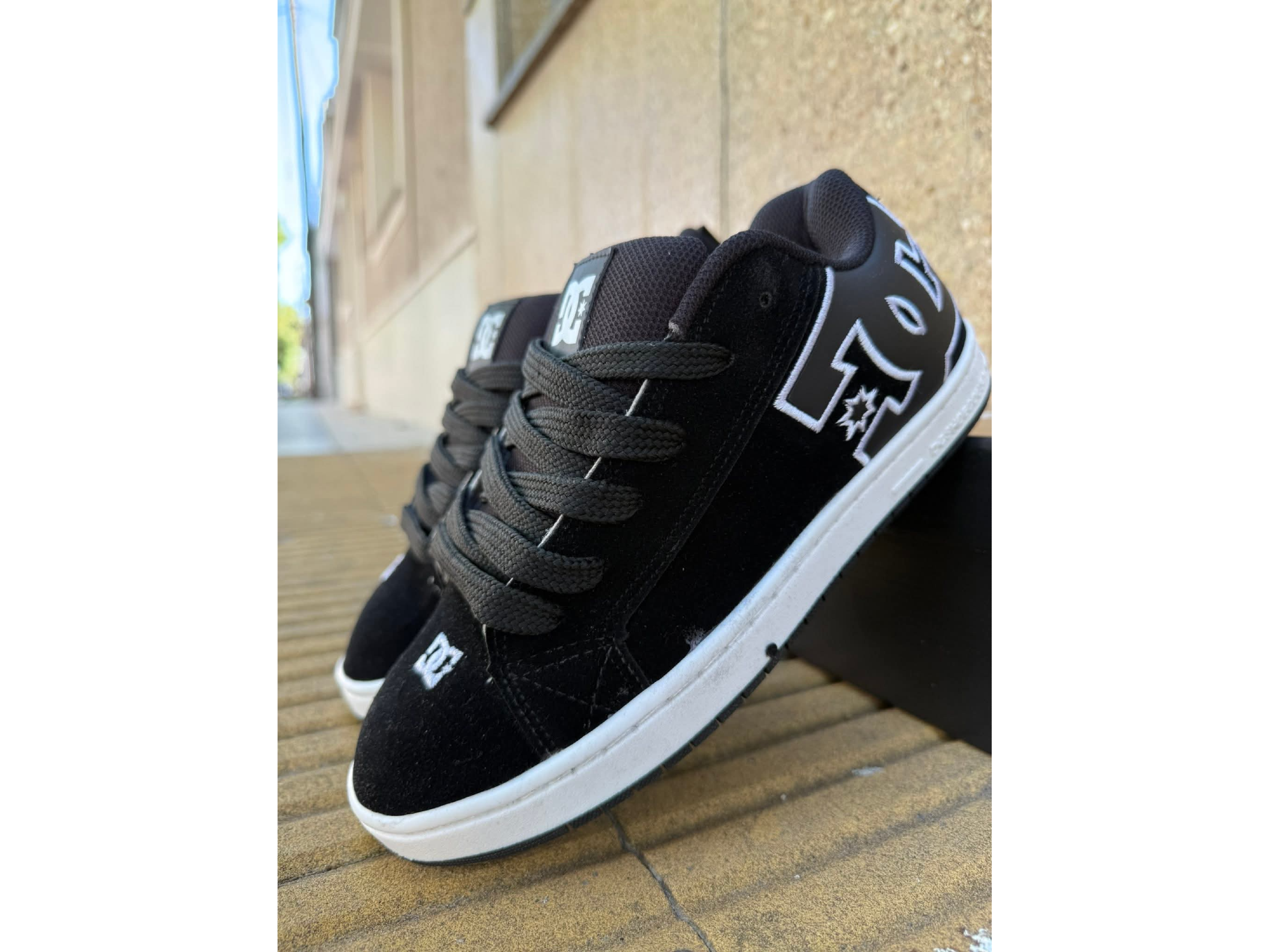 Dc shoes negras detalles blancos