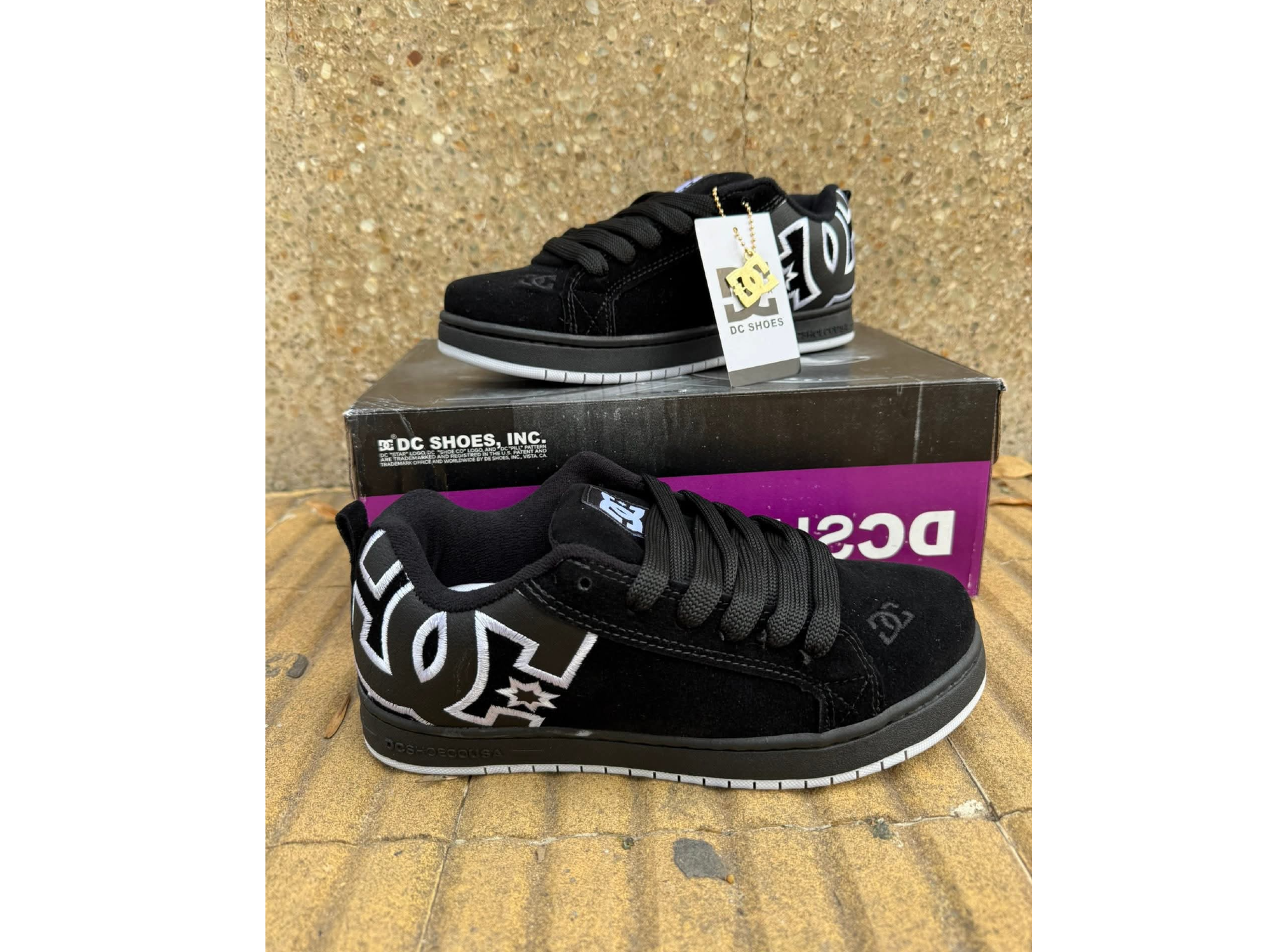 DC shoes negra detalle blanco