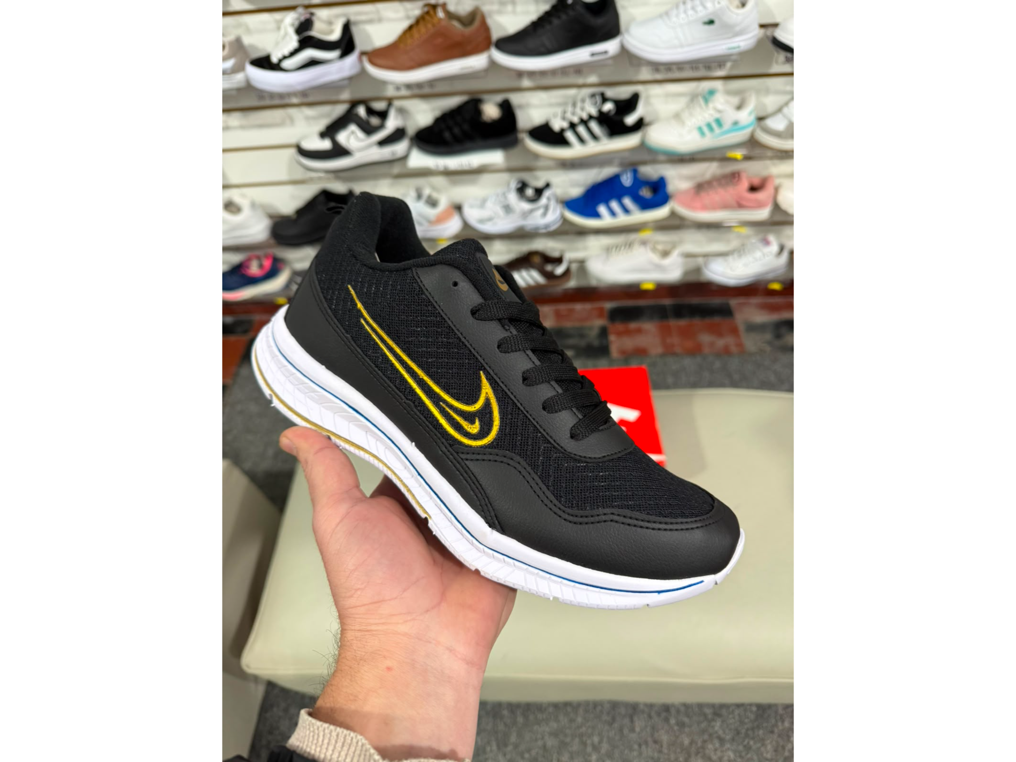 Nike negra-dorado