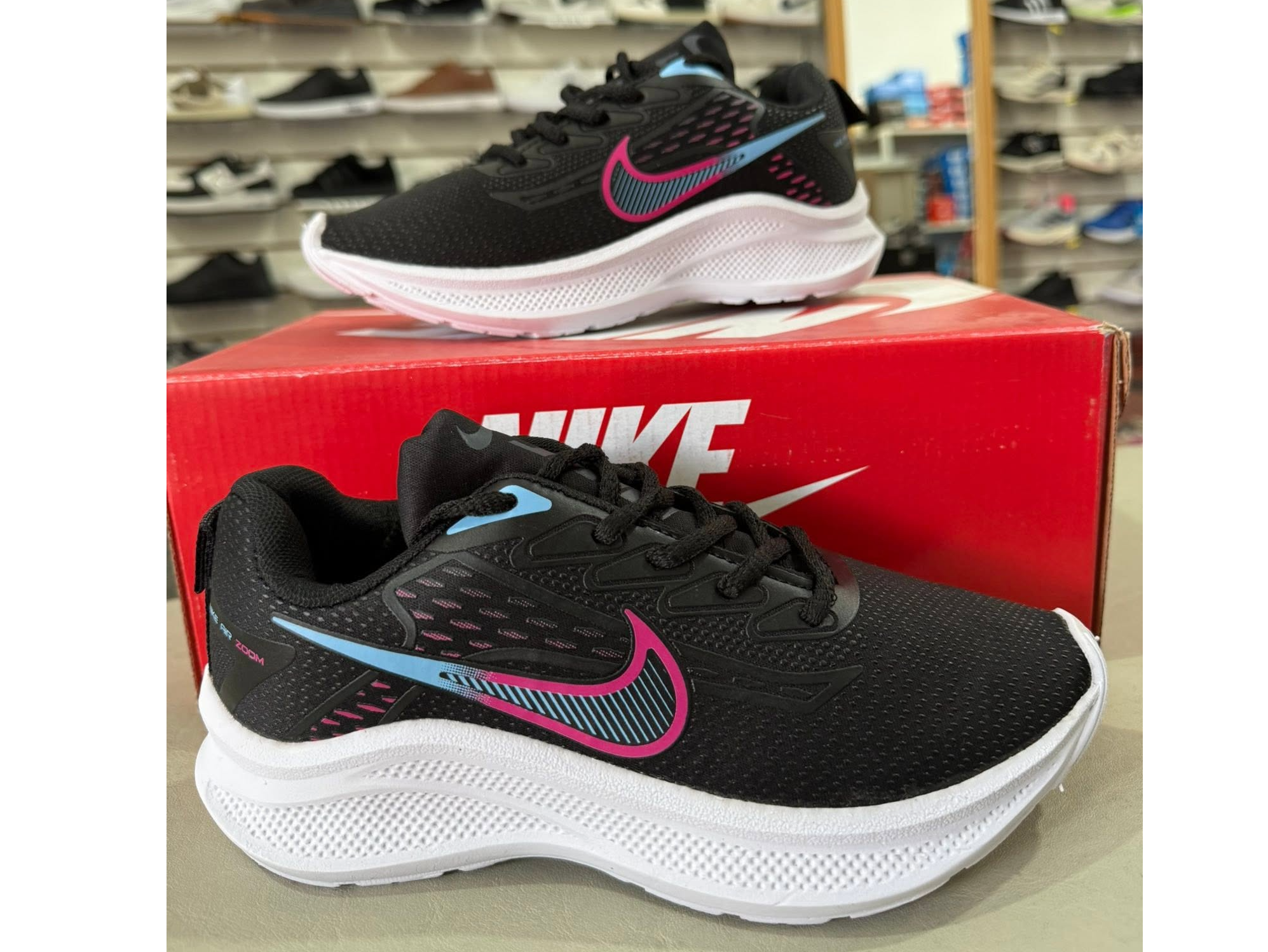 🩵🩷 Nike Negras con Detalles Celeste y Rosa