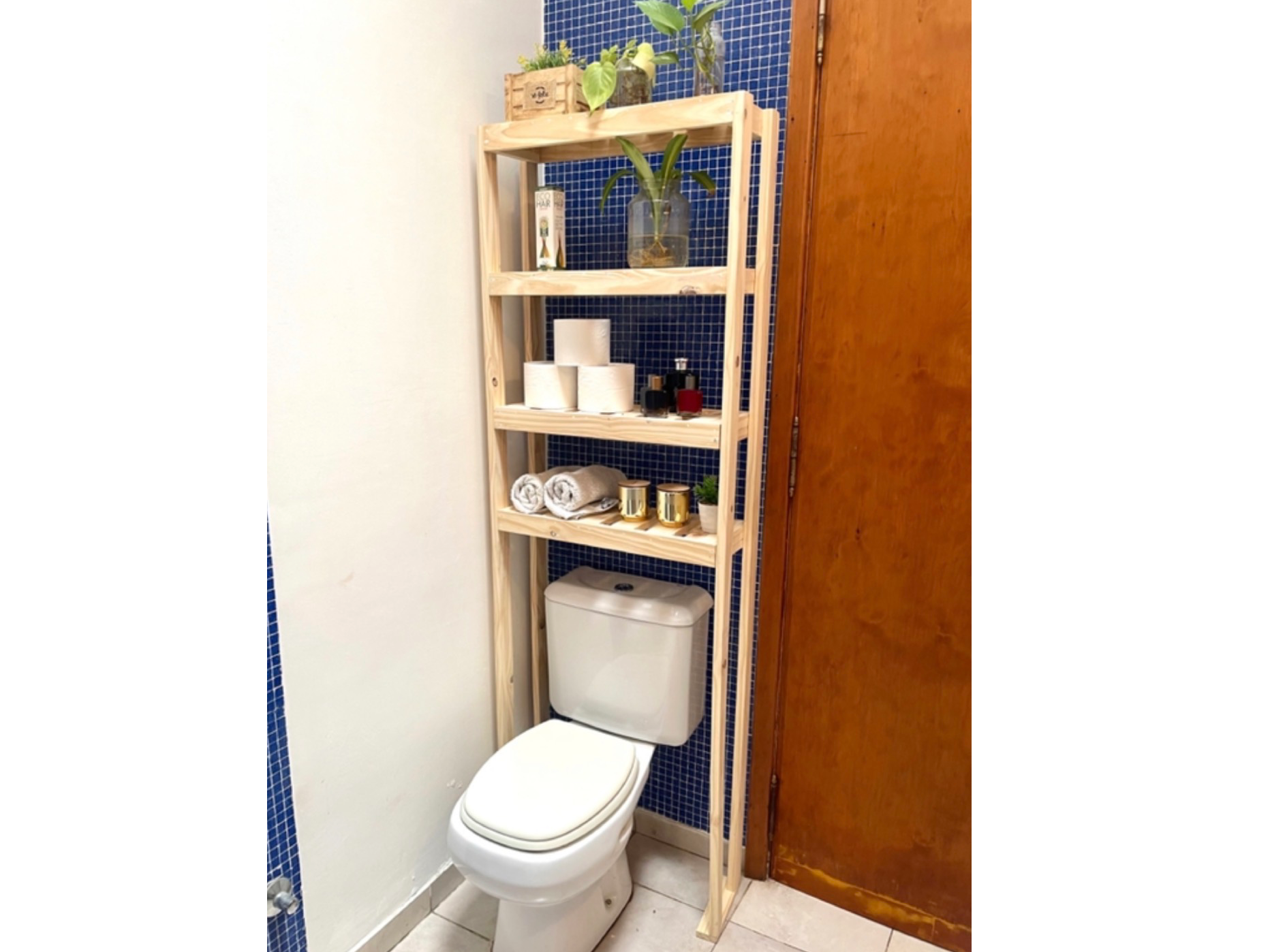 Estanteria sobre Mochila de Baño