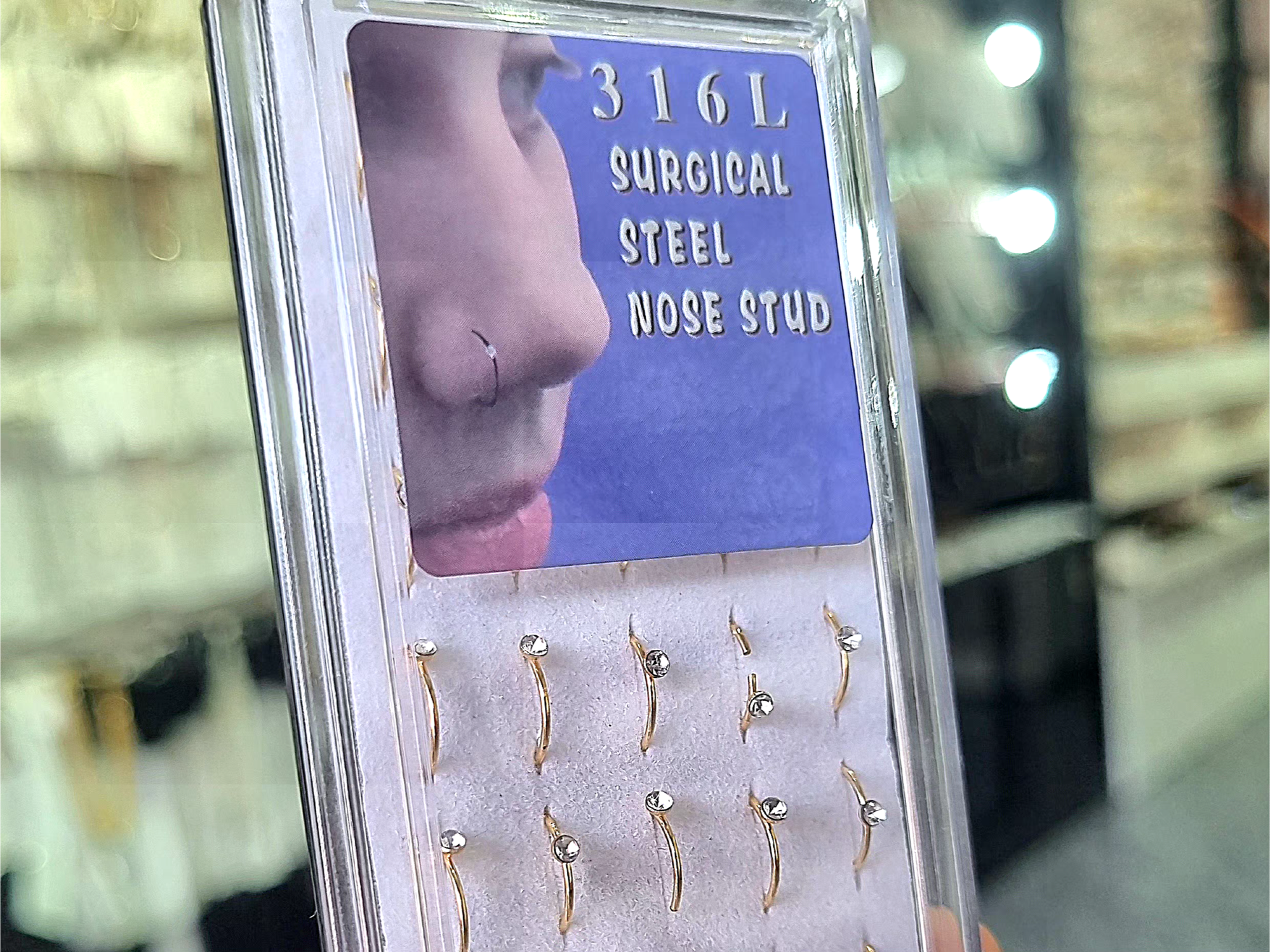 Piercing en cajita argolla dorada para nariz  con chispa en medio