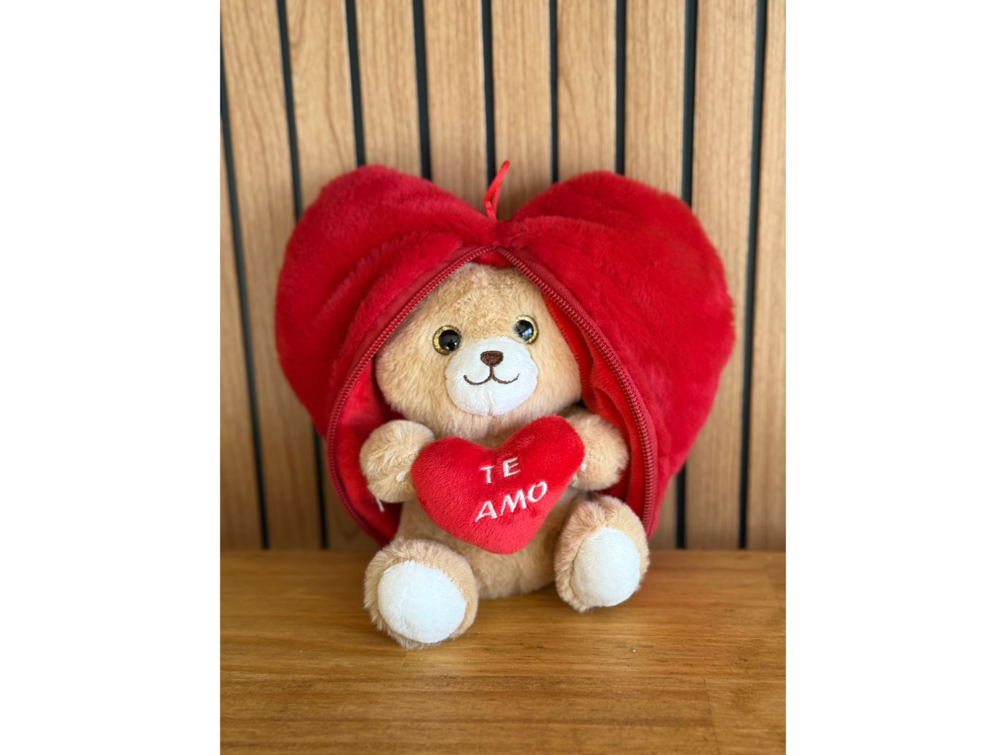 Oso marrón en corazón rojo 🧸♥️