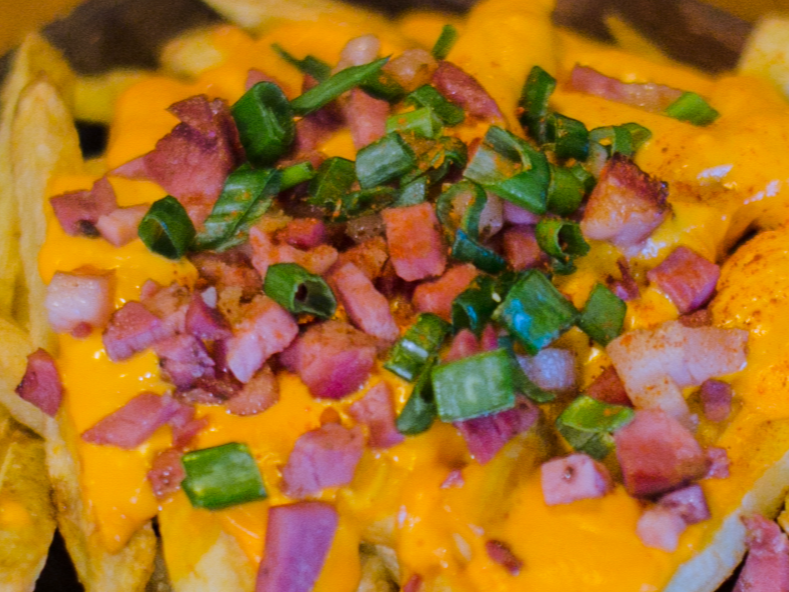 PAPAS  RUSTICAS CON CHEDDAR Y PANCETA
