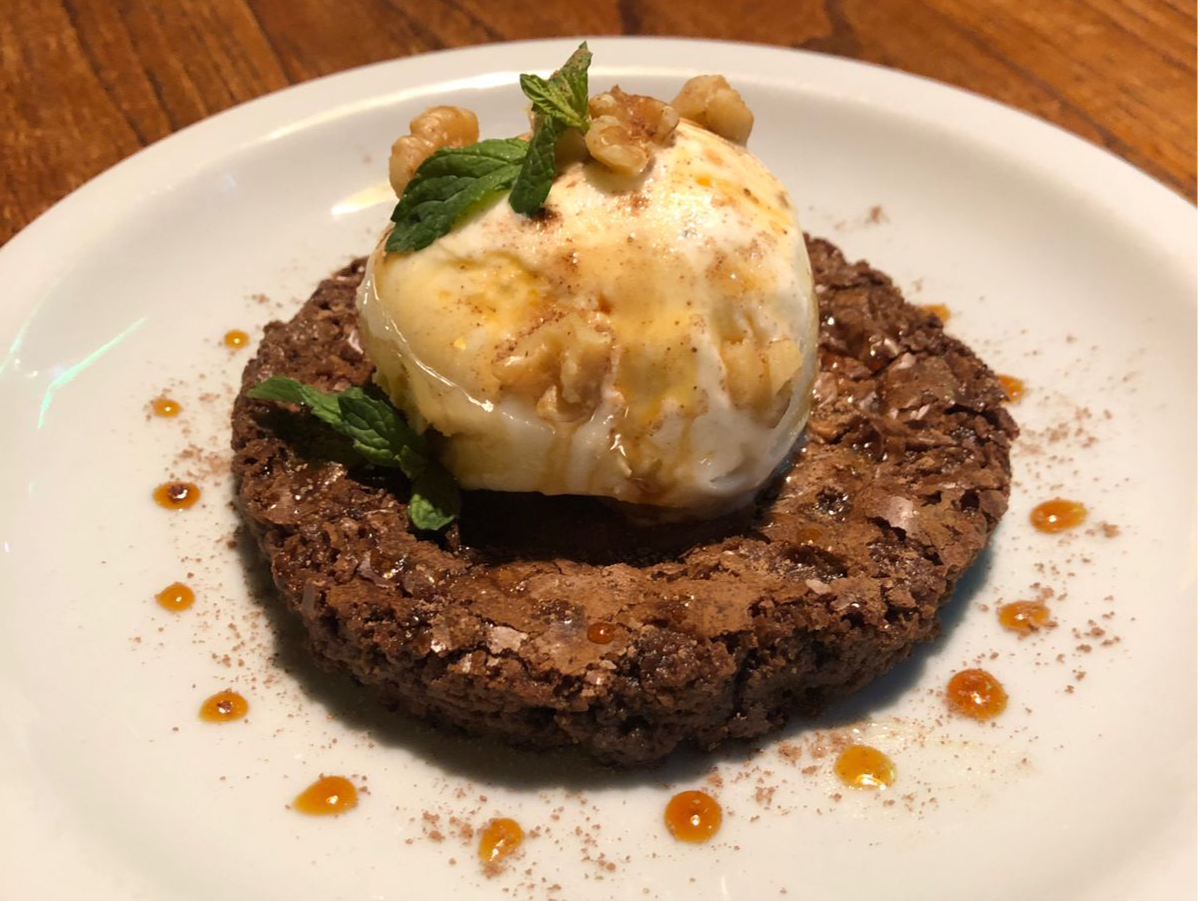 BROWNIE DE PRODUCCION PROPIA, BOCHA DE CREMA AMERICANA Y NUECES