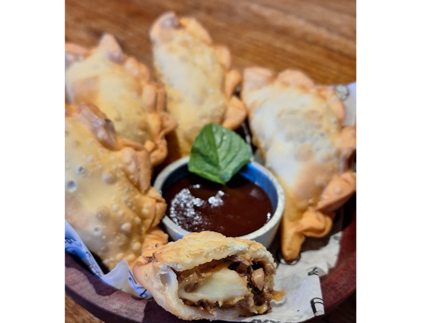 EMPANADA DE CORDERO FRITA