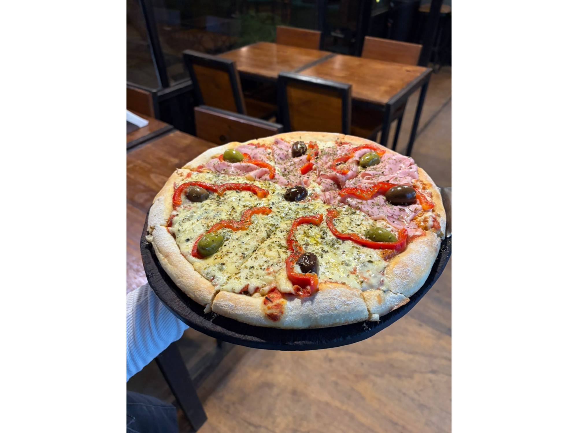 PIZZA MEDIANA  + DOS PINTAS O GASEOSAS