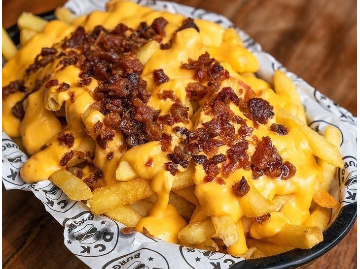 PAPAS CON CHEDDAR Y BACON