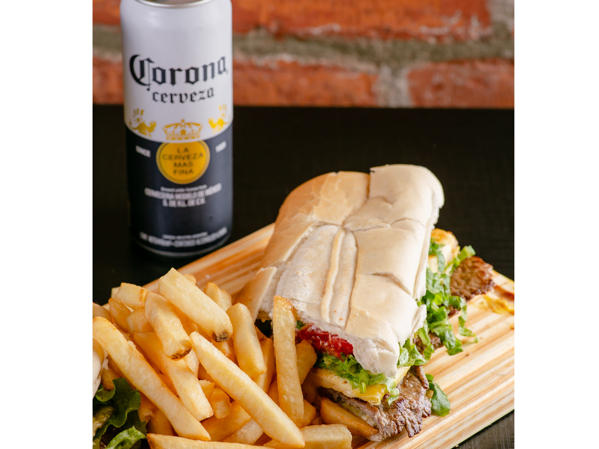 Sandwich de lomito Los nacionales (lomo rollizo) con papas crujientes