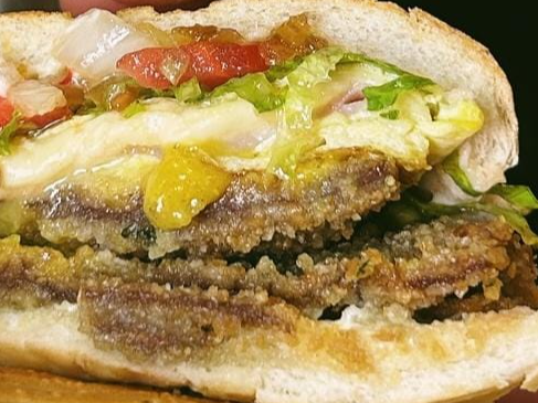 Sandwich de Milanesa Los Nacionales con papas crujientes