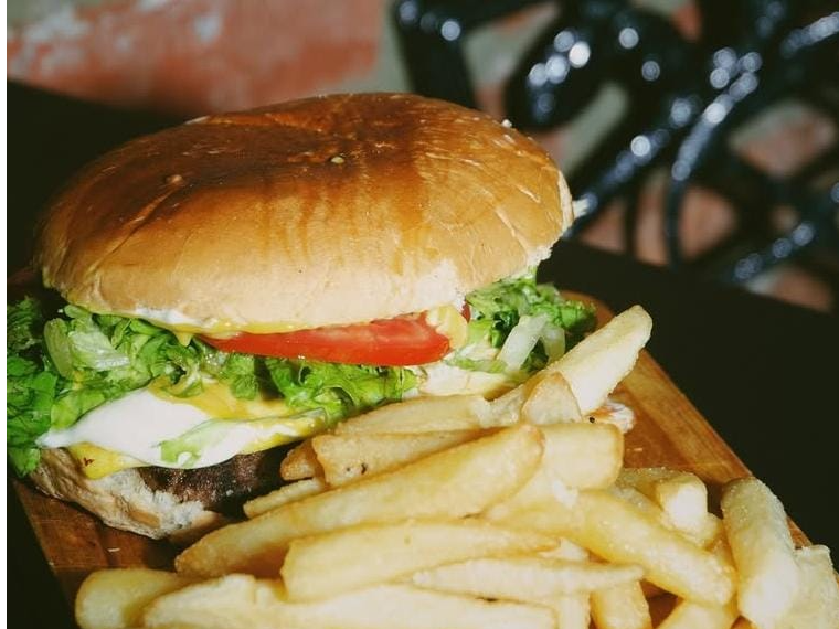 Burguer con papas crujientes