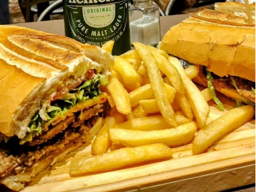 Sandwich Super Los Nacionales con papas crujientes