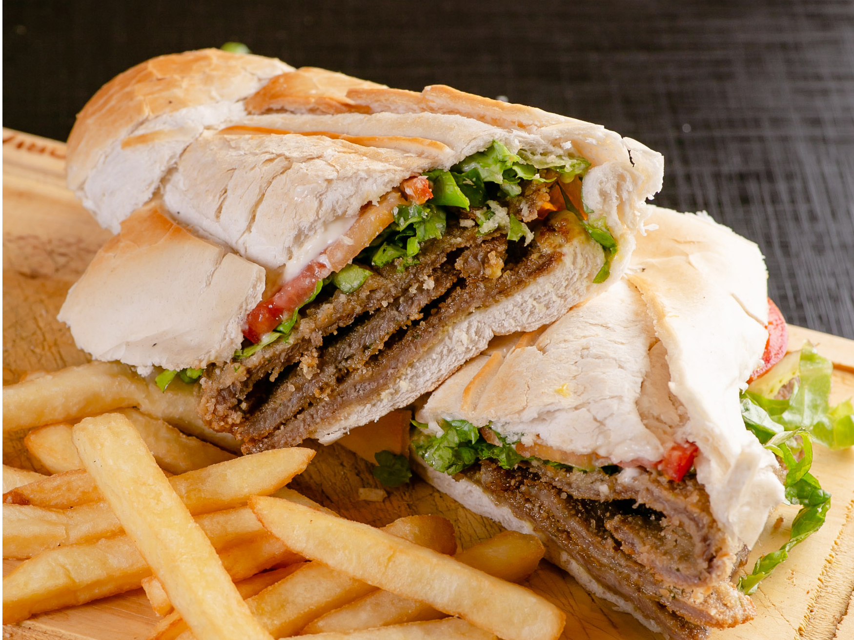 sandwich de milanesa con papas crujientes