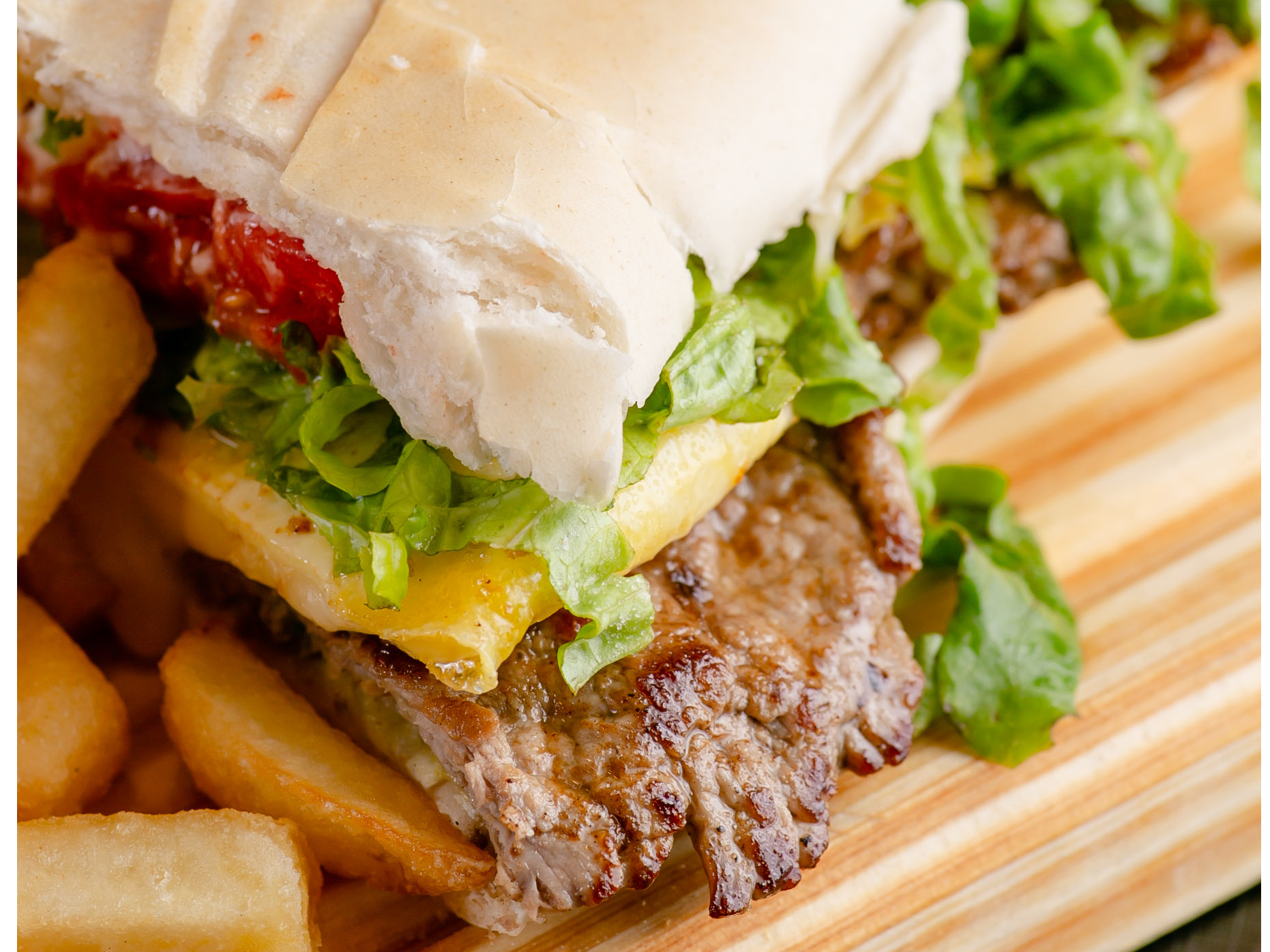 Sandwich de lomito (lomo rollizo) con papas crujientes