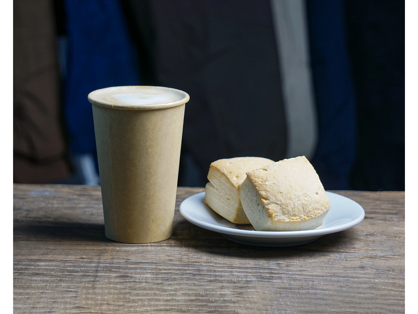 CAFÉ CON LECHE (12 Onza) + 2 CRILLOS