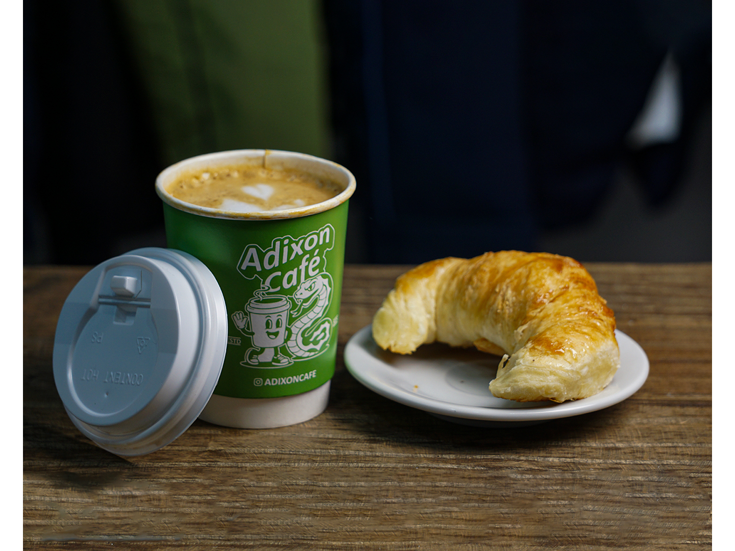 DESAYUNO -LATTE O AMERICANO (8 Onzas) + 1  MEDIALUNA