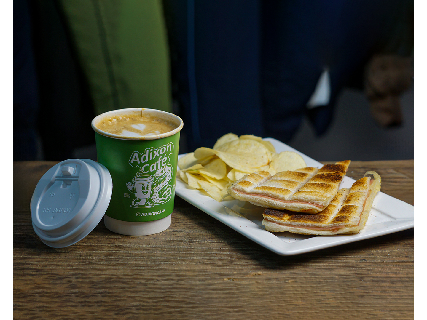 LATTE O AMERICANO + TOSATDO CON PAPAS