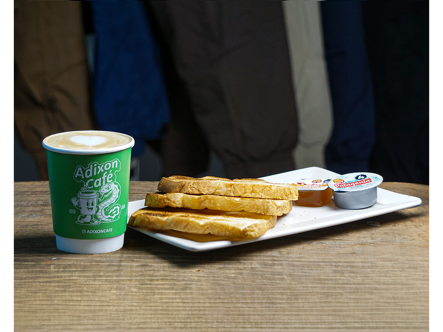 COMBO LIGHT -LATTE + 3 TOSTADAS + QUESO + MERMELADA