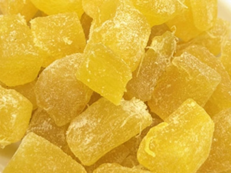 Ananá en cubo amarillo