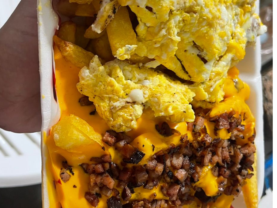 Papas con cheddar y huevo