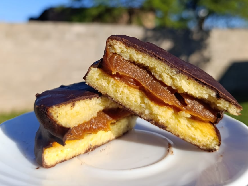 Alfajor de coco con dulce de leche y baño de choco semiamargo 100 gr LOWCARB