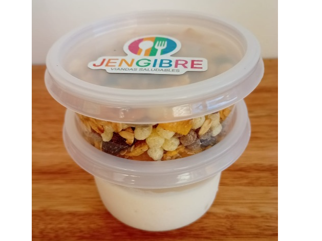 Yogur casero (base griego) con granola y quinoa pop)
