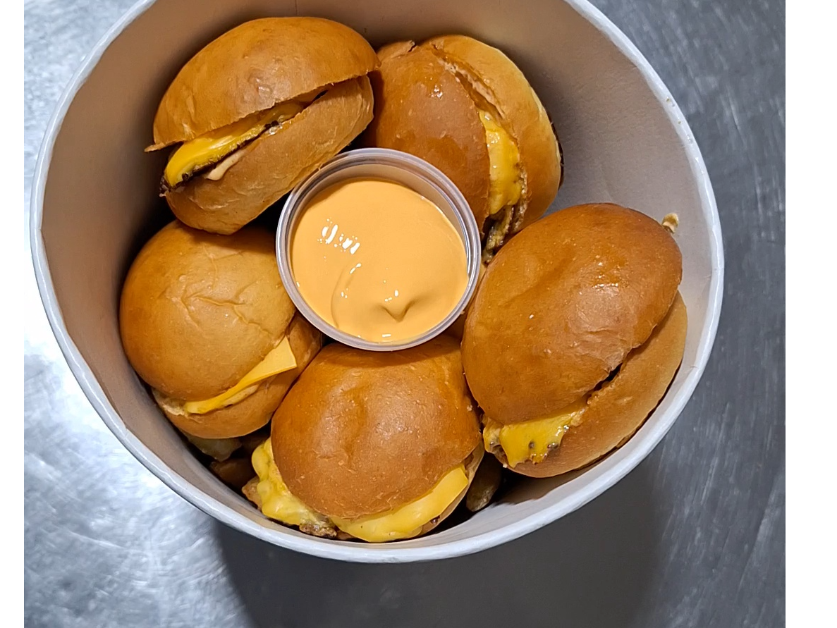 BALDE DE MINI HAMBURGUESAS CON PAPAS de LA JEFA BURGERS