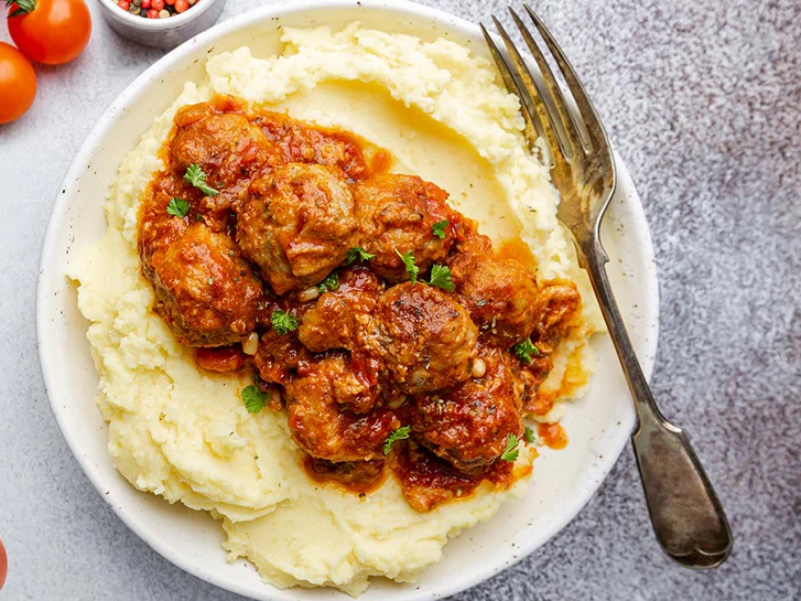 ALBONDIGAS CON SALSA POMODORO + PURE DE PAPA CREMOSO Y ENSALADA
