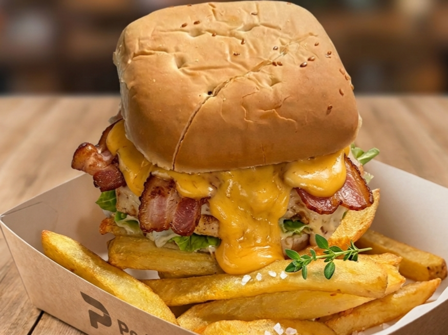 Hamburguesa de carne con panceta y cheddar