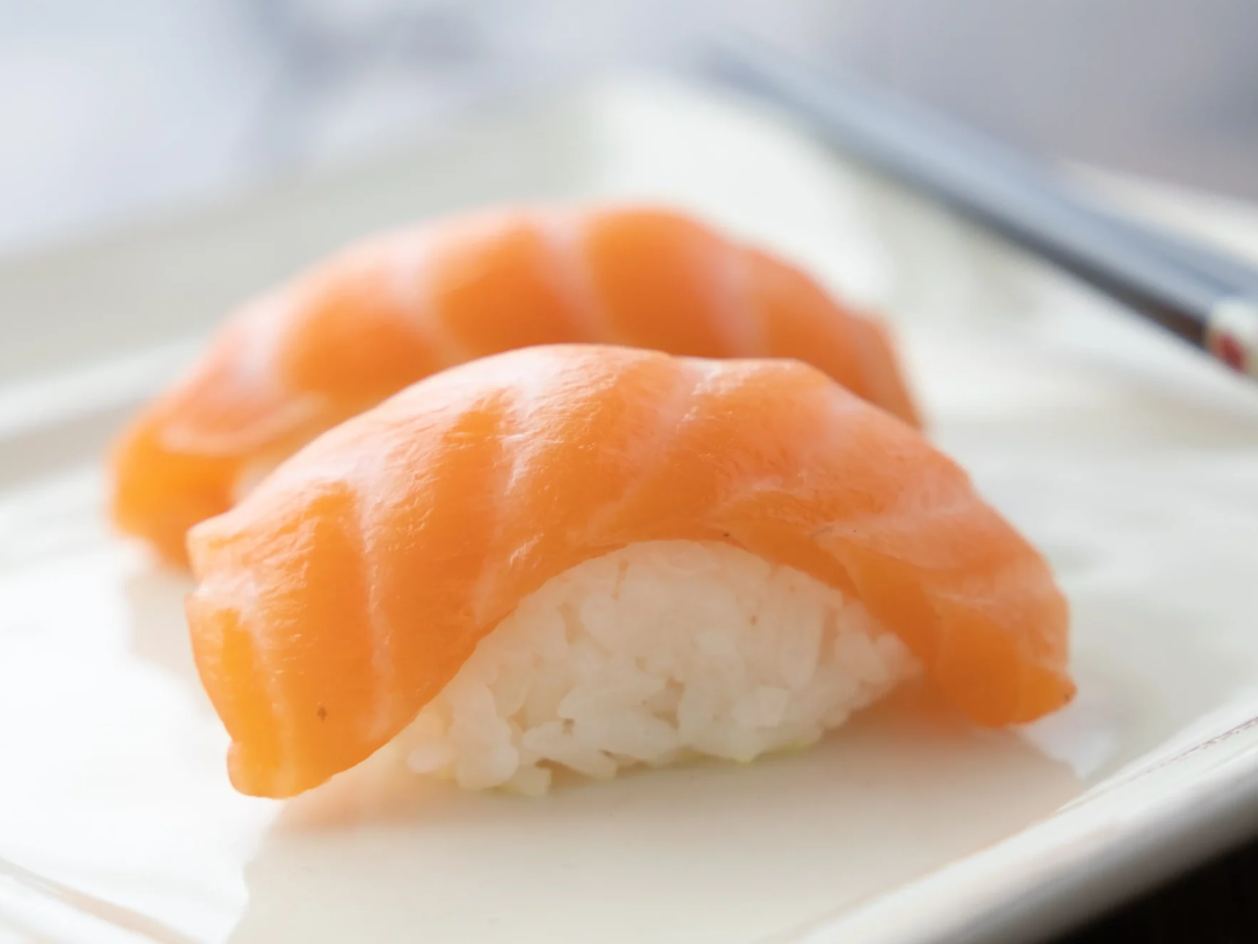 SASHIMI DE SALMON CON ARROZ