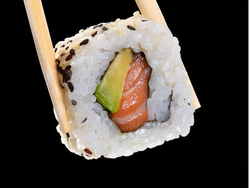 24 PIEZAS VARIADAS + 2 EMPANDAS CHINAS