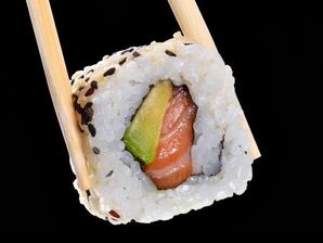 16 PIEZAS VARIADAS + 3 EMPANADAS CHINAS de Natsumi Sushi Bodereau