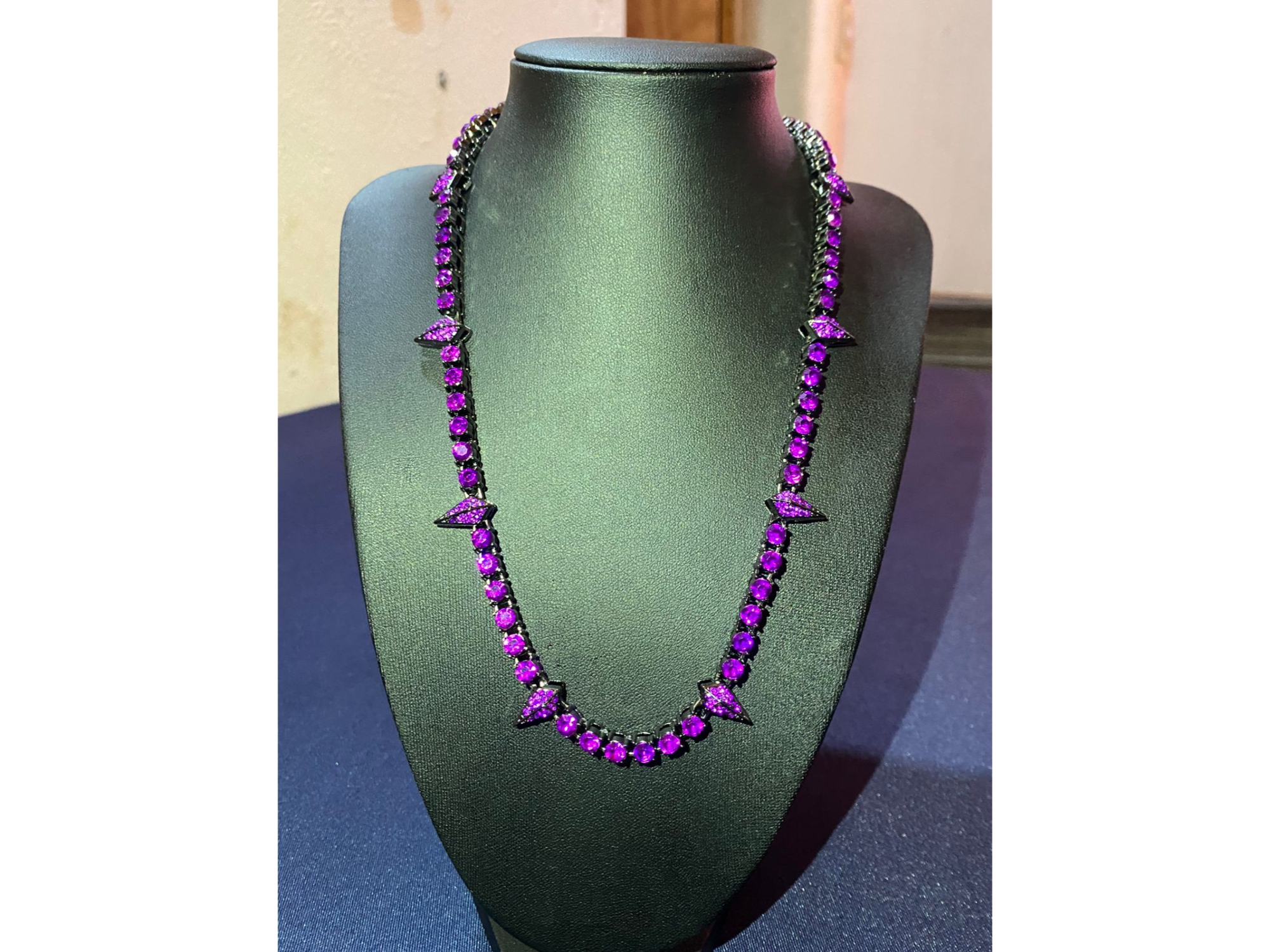 COLLAR PINCHES VIOLETA 50cm
