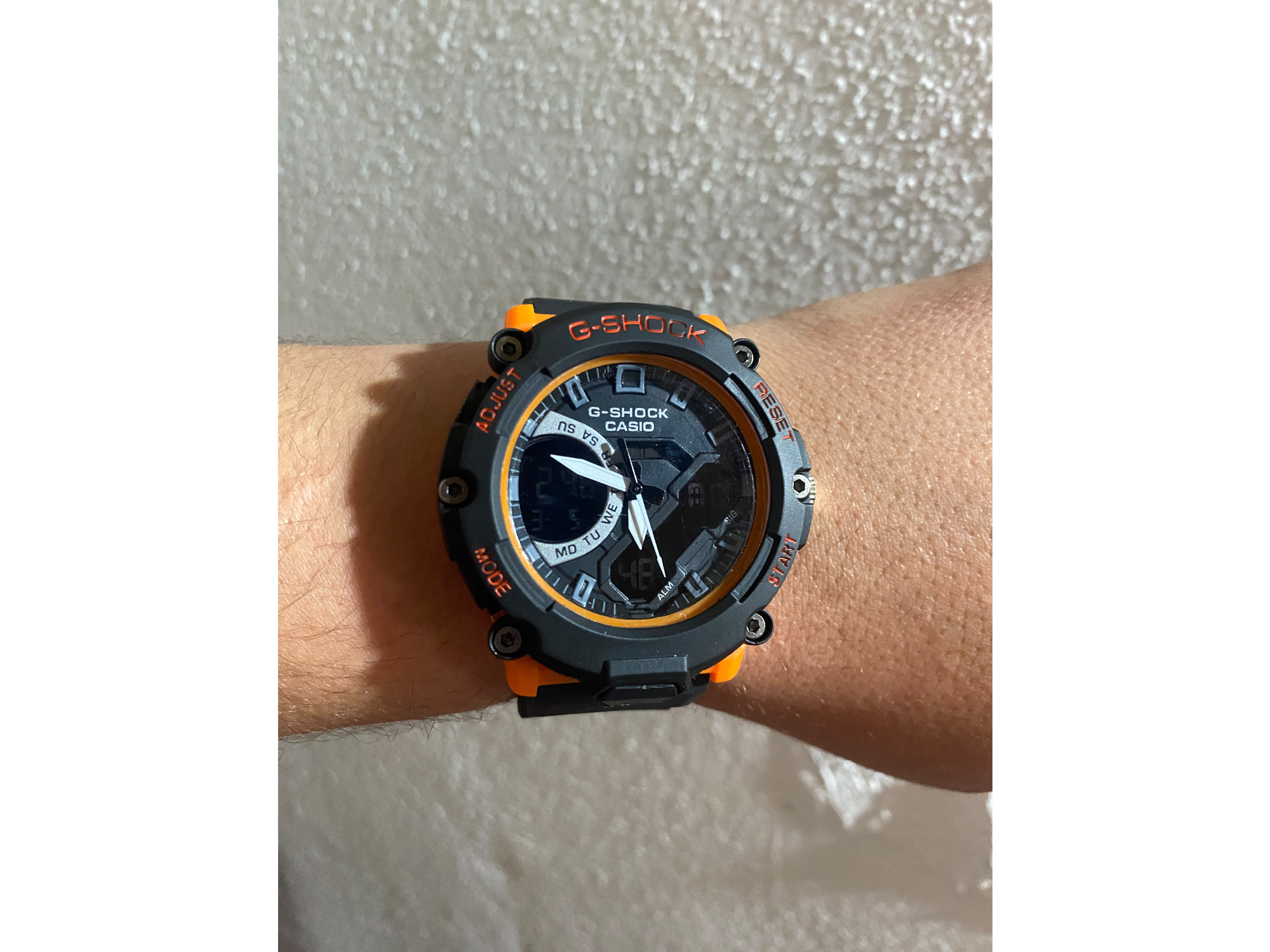 Casio g-shock negro con rojo