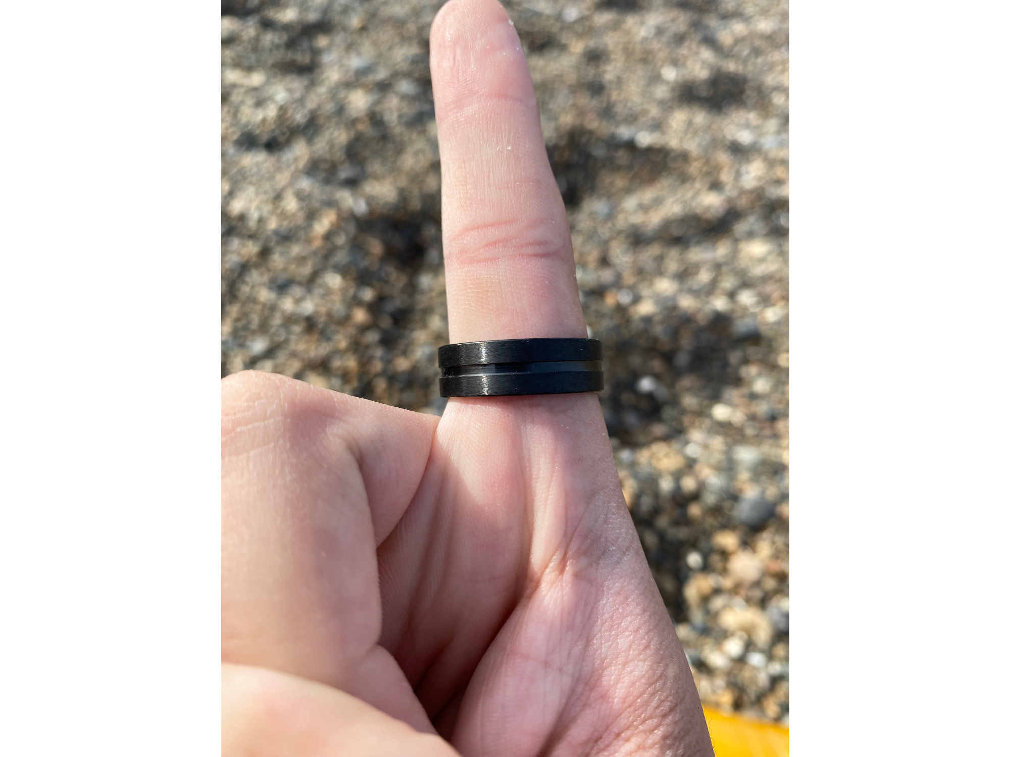 Anillo negro con una línea