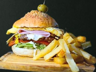 COMPLETA-jamon,queso,huevo,lechuga, tomate,papas fritas de LUCHOBAR