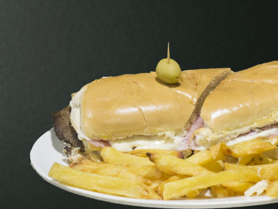 ESPECIAL chedar,panceta, lechuga, tomate, huevo papas fritas