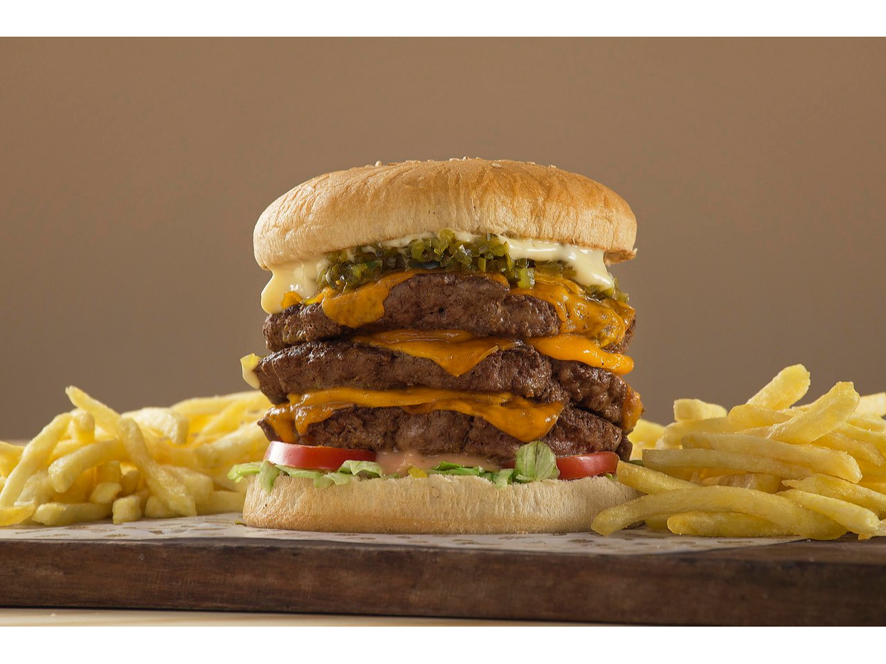 COMPLETA -TRIPLE HAMBURGUESA-jamon,queso,lechuga,tomatr,huevo,papas fritas