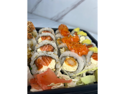 12 rolls full salmón y langostinos.