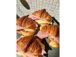 Croissant Frances ( SUPER MEDIALUNA ) Caja x168u de 55g c/u) PASTELINO