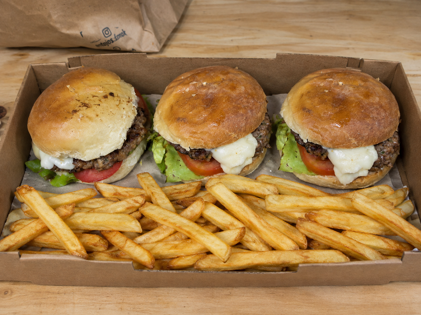 3 hamburguesas clasicas + papas