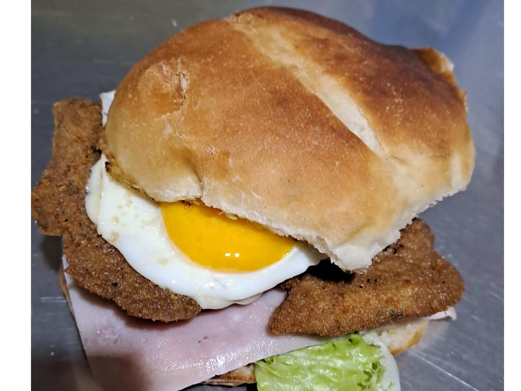 Mila especial en pan de hamburguesa de ANTOJOS