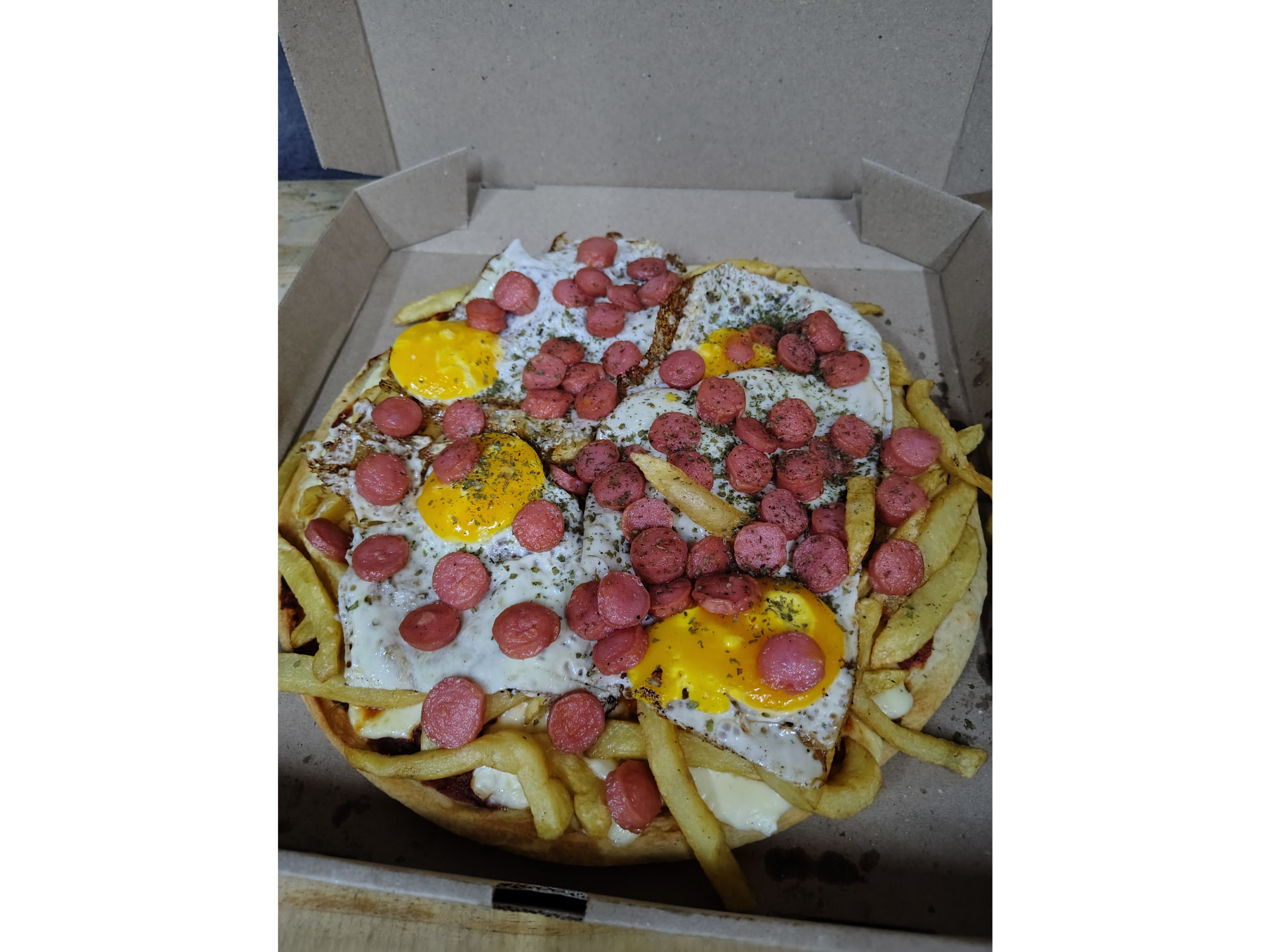 Salchipizza con huevo frito