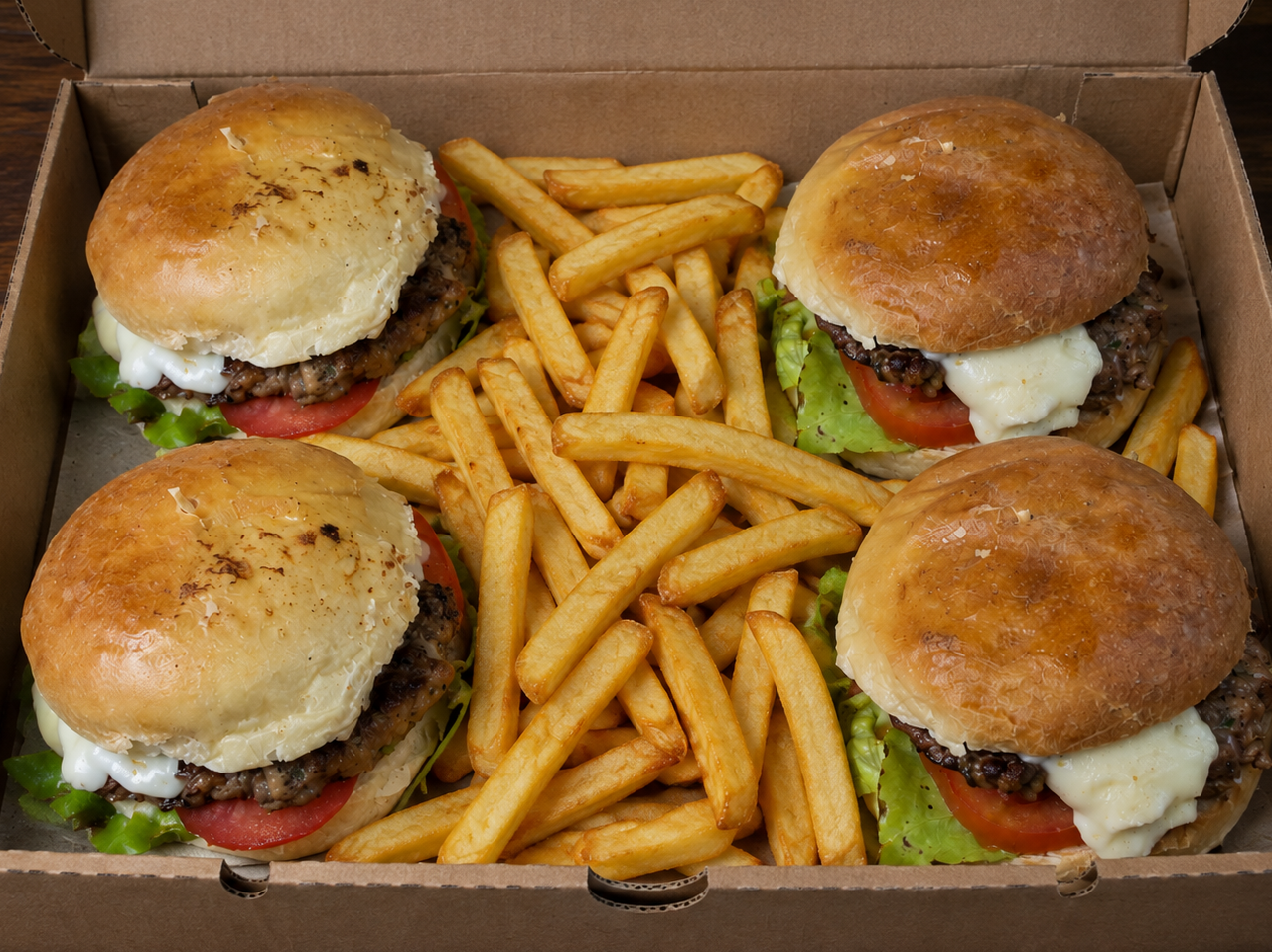 4 hamburguesas clasicas + papas