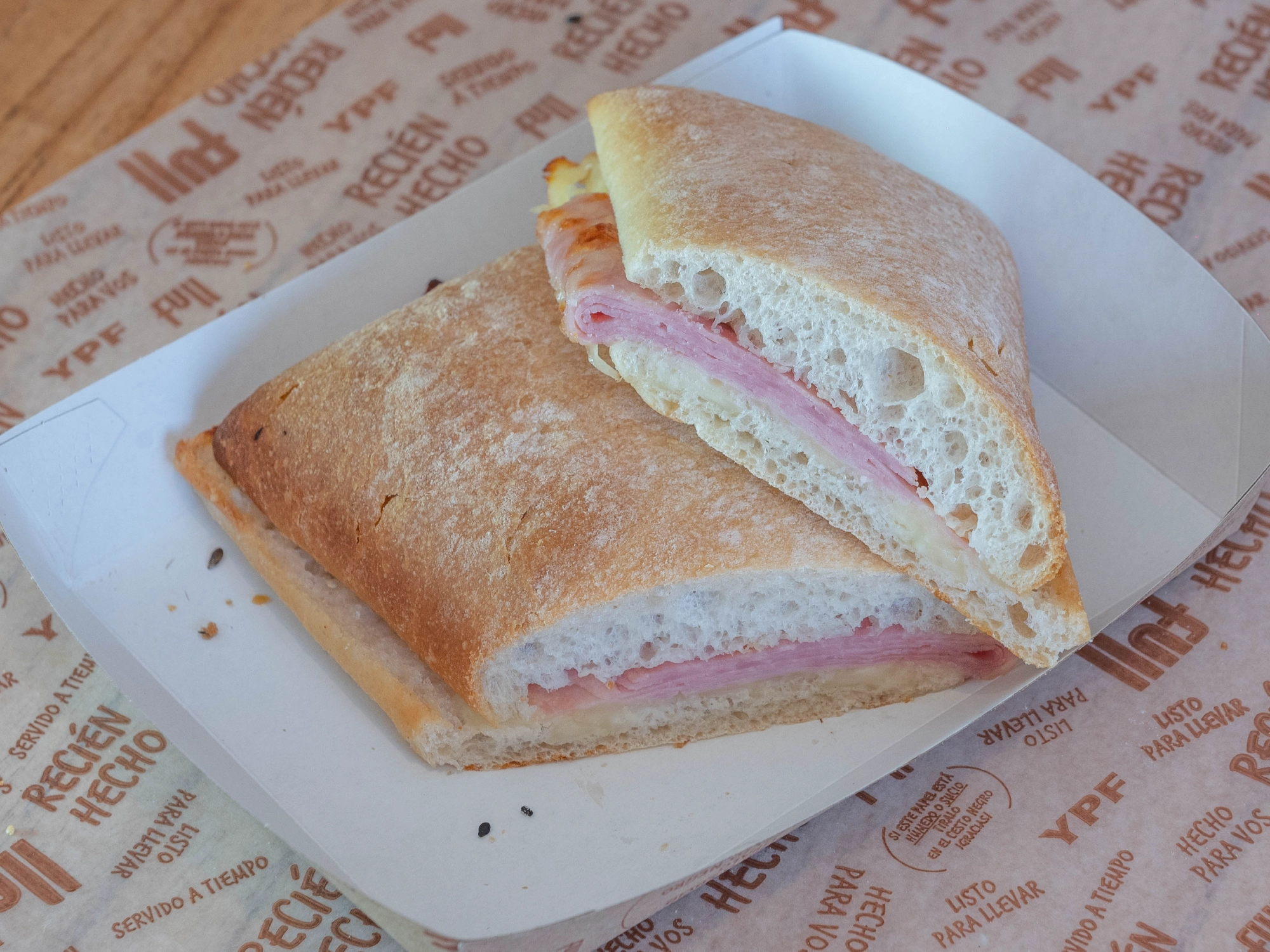Combo ciabatta jamon y queso + agua