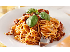 Tallarines, con salsa Bolognesa, queso y pan.