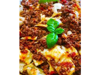 Ravioles, con salsa Bolognesa, queso y pan.