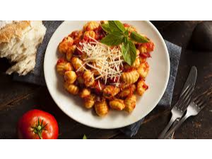 Ñoquis, con salsa Bolognesa, queso y pan.